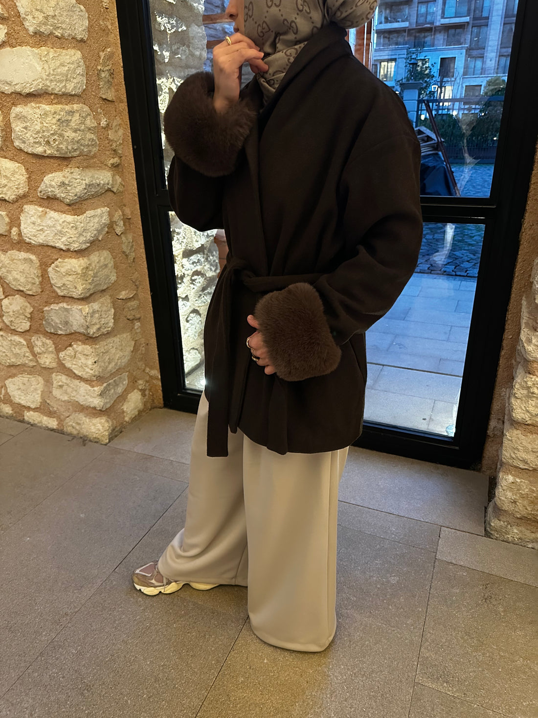 Kolları kürklü kaşe kaban